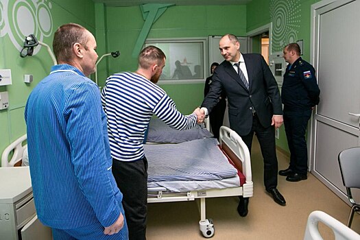Денис Паслер встретился с бойцами СВО в Оренбургском военном госпитале