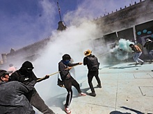 В Мехико молодежь устроила шествие и ранила 100 полицейских