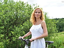 Елена Захарова осваивает велосипед