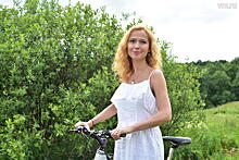 Елена Захарова осваивает велосипед