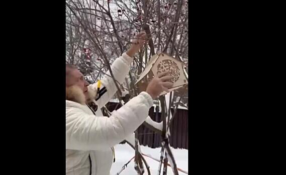 Заместитель губернатора Курской области Андрей Белостоцкий повесил птичью кормушку