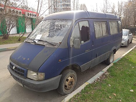 Владельцев брошенных автомобилей ищут в Отрадном