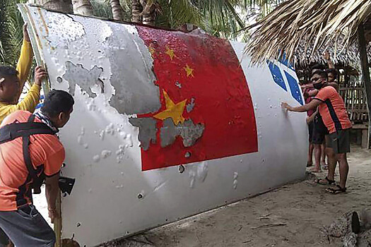 Китай силой отнял у Филиппин упавшие обломки своей ракеты