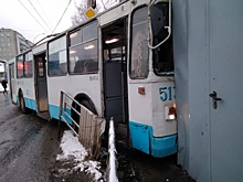 В Екатеринбурге троллейбус въехал в киоск