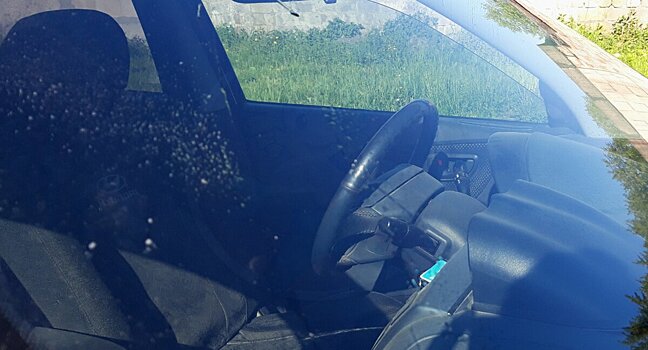 Чем очистить липкое загрязнение лобового стекла?