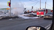 Загоревшийся микроавтобус в Петербурге сняли на видео