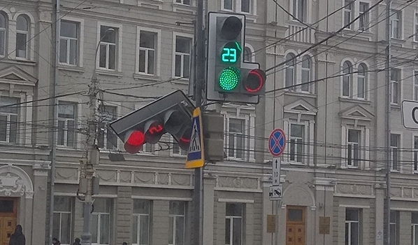В центре Воронежа автомобилисты сфотографировали приунывший светофор
