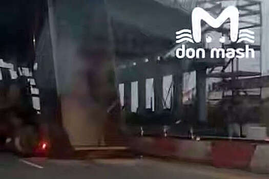 Mash: в Ростовской области самосвал с человеком в салоне протаранил путепровод