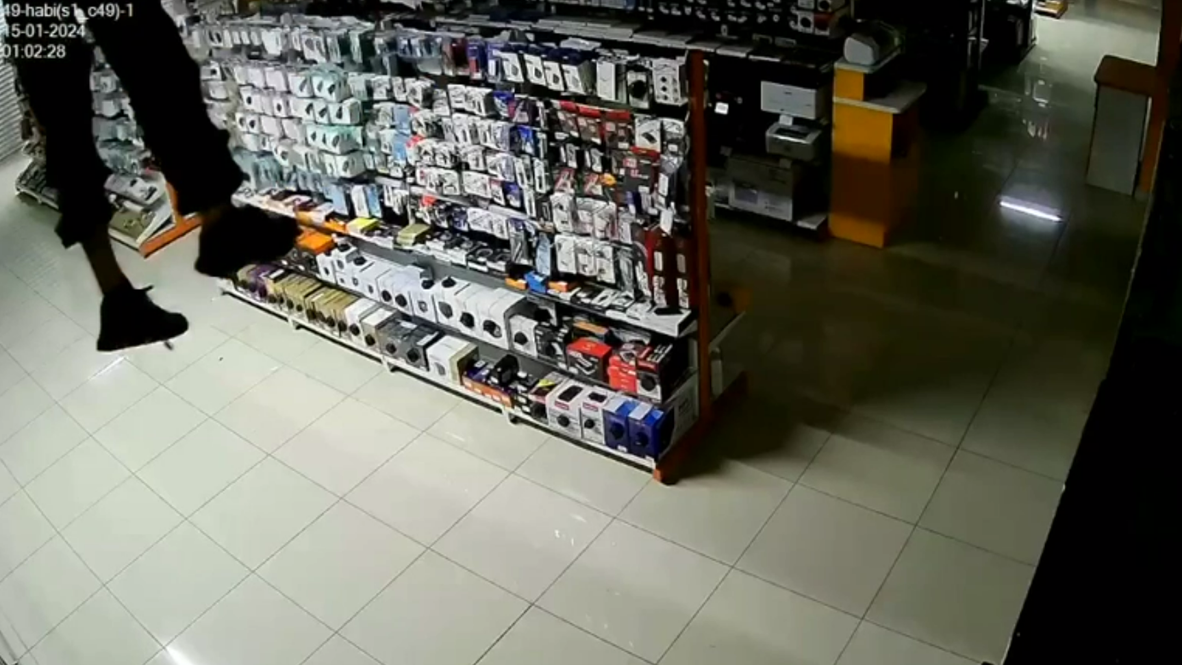 Петербургский «Человек-паук» украл из магазина товаров на 350 тысяч рублей