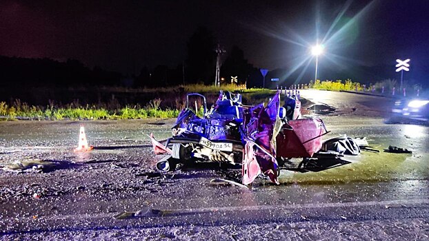 Водитель ВАЗа столкнулся с фурой на трассе под Новосибирском