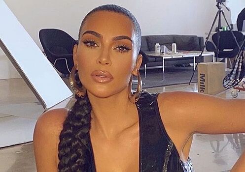 Ким Кардашьян примерила ультракороткое «черепаховое» платье