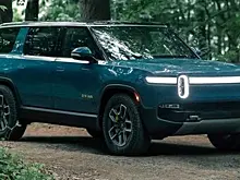 Супермощный кроссовер Rivian R1S можно заказать в России