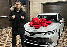 Шавкату Рахмонову подарили новую Toyota Camry