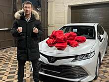 Шавкату Рахмонову подарили новую Toyota Camry