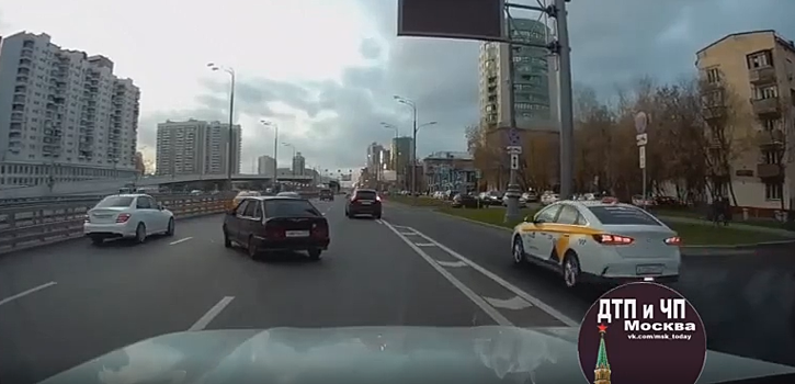 На проспекте Маршала Жукова произошла авария