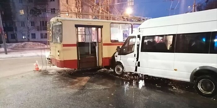 При столкновении маршрутки с троллейбусом в Йошкар-Оле пострадали 14 человек
