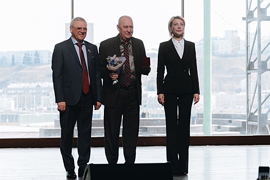 Мэр Дзержинска поздравил актера Игоря Тарасова с присвоением почетного звания