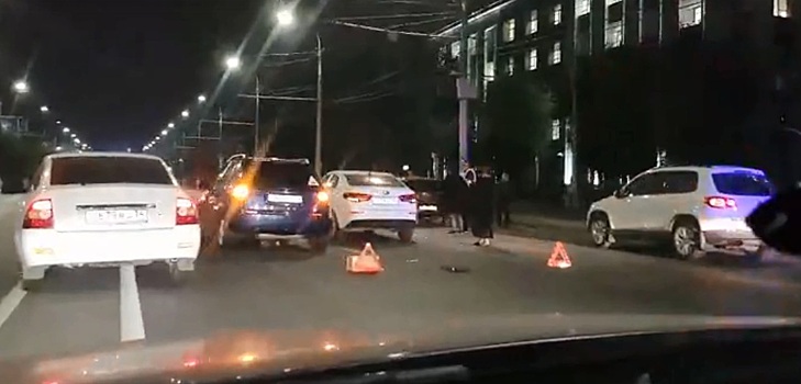 В вечерний час-пик на Первой и Нулевой продольных Волгограда образовались многокилометровые пробки