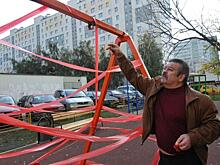Качели проверяют на безопасность