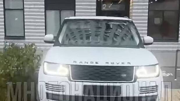 Сотрудники ДПС оштрафовали мужчину за езду по тротуару и велодорожке в Москве