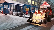 Красноярскую спецтехнику для уборки улиц нарядили в новогодние костюмы: видео