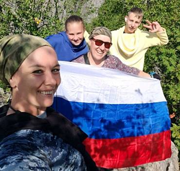 В Челябинской области в преддверии Дня Государственного флага России полицейские вместе с юными чебаркульцами покорили горы Таганая