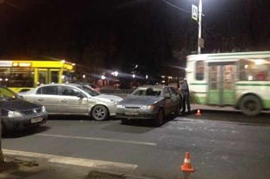 В Пскове возле Центральной городской аптеки № 2 столкнулись три машины