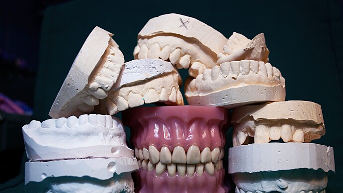 Назван самый безопасный способ удаления молочных зубов