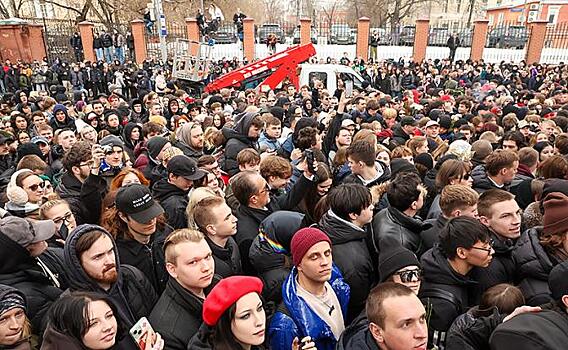 «Хороший добрый человек, наркоман просто»: кто и зачем посмертно делает идола из Паши Техника