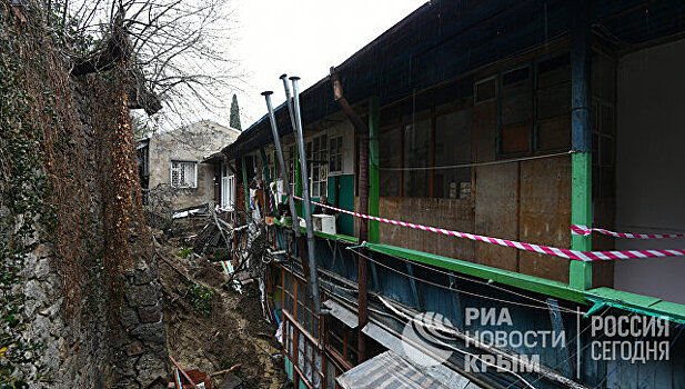 Без выходных: в Ялте продолжают расчищать место обвала подпорной стены