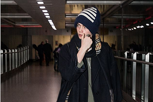 Кара Делевинь появилась в аэропорту Лондона без макияжа