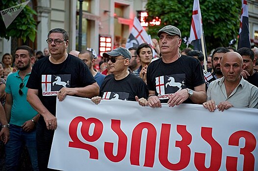 Митингующие закидали офис фонда Сороса в Тбилиси файерами