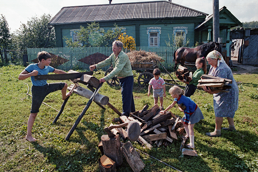 Село Березовка. Дети из семьи Алексеевых помогают своим дедушке и бабушке заготовить дрова для топки печки, 1990 год