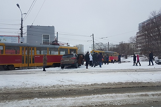 В Волгограде вылетевшая на пути иномарка парализовали движение трамваев