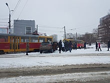 В Волгограде вылетевшая на пути иномарка парализовали движение трамваев