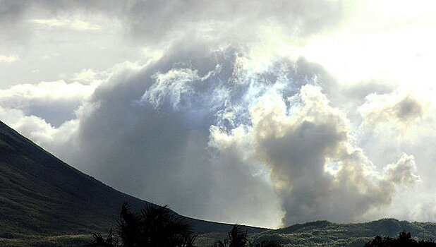 Вулкан Эбеко выбросил пепел на высоту 2,4 км