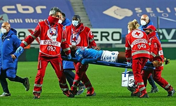 Форвард "Наполи" Осимхен потерял сознание во время игры с "Аталантой"