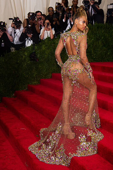 Певица Beyonce позирует фотографам на одном из светских мероприятий в Metropolitan Museum of Art в Нью-Йорке.