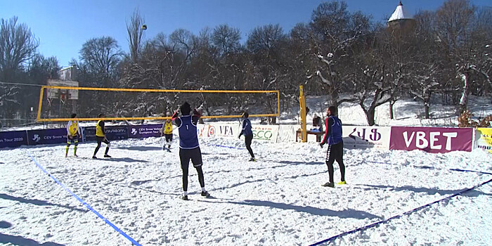 Турнир по волейболу на снегу в Армении собрал два десятка команд
