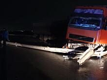 Есть пострадавший: под Ростовом грузовик влетел в барьерное ограждение