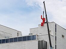 В Екатеринбурге на здании ТЮЗа появился красный человечек без лица