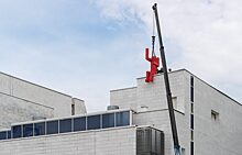 В Екатеринбурге на здании ТЮЗа появился красный человечек без лица