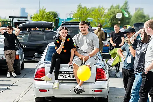 Семьдесят тюнингованных авто устроили шоу под дождем в Новосибирске
