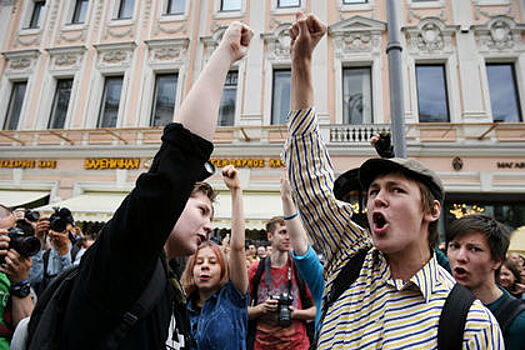 Участники несанкционированного митинга на Тверской улице в Москве, 12 июня