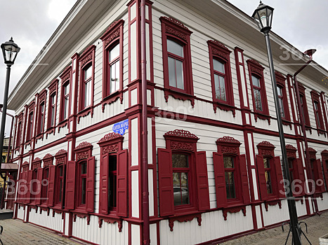 Отреставрированный дом начала прошлого века показали в Красноярске. В нем установили стеклопакеты