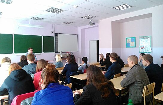 Студентам Курганского колледжа рассказали об обороте оружия