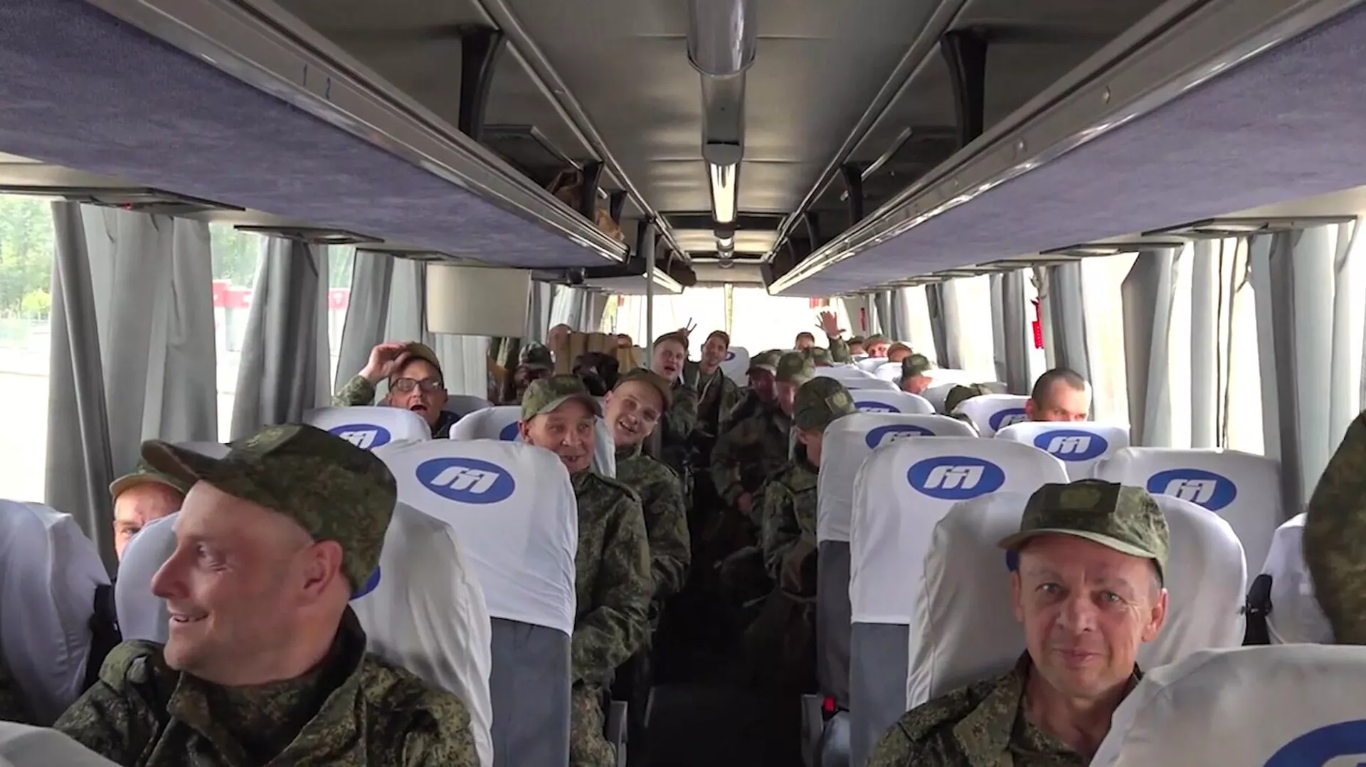 В Подмосковье приземлился самолет с вернувшимися из плена российскими военными