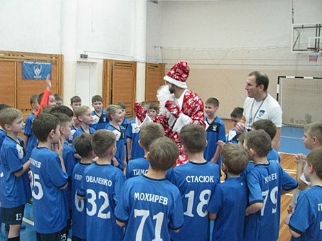 Евгений Савин в костюме Деда Мороза поиграл в футбол с юными тюменцами