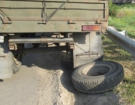 На трассе под Пензой отлетевшее колесо «КамАЗа» убило пенсионерку