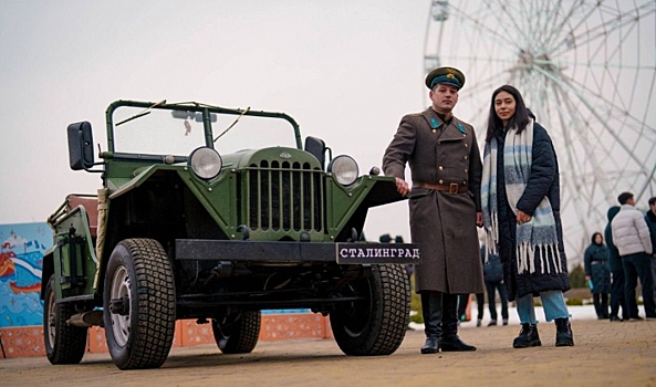 В ЦПКиО Волгограда гостям показали советский военный автомобиль